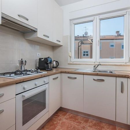 Apartment Melarnian Near The Beach In Umago Esterno foto