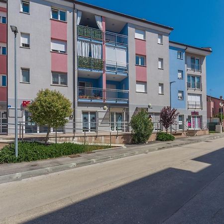 Apartment Melarnian Near The Beach In Umago Esterno foto