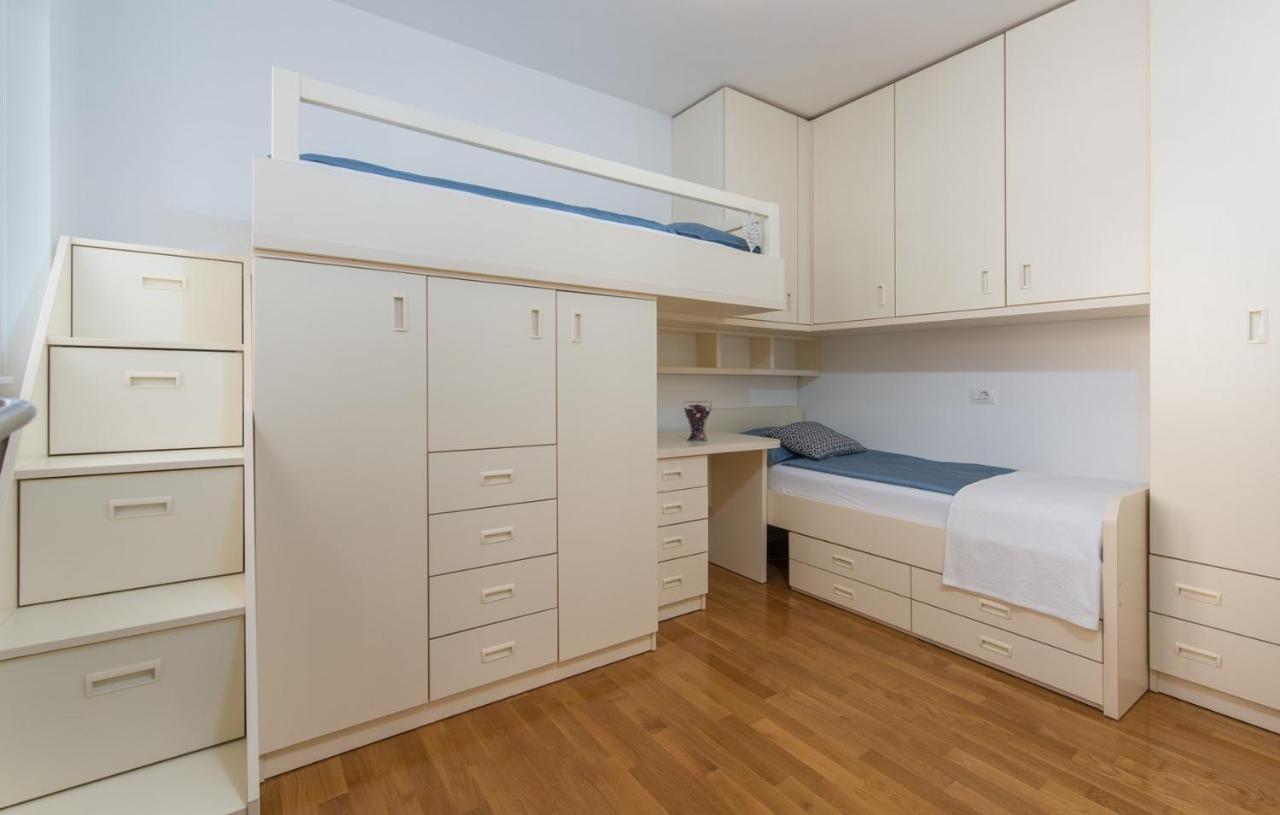 Apartment Melarnian Near The Beach In Umago Esterno foto