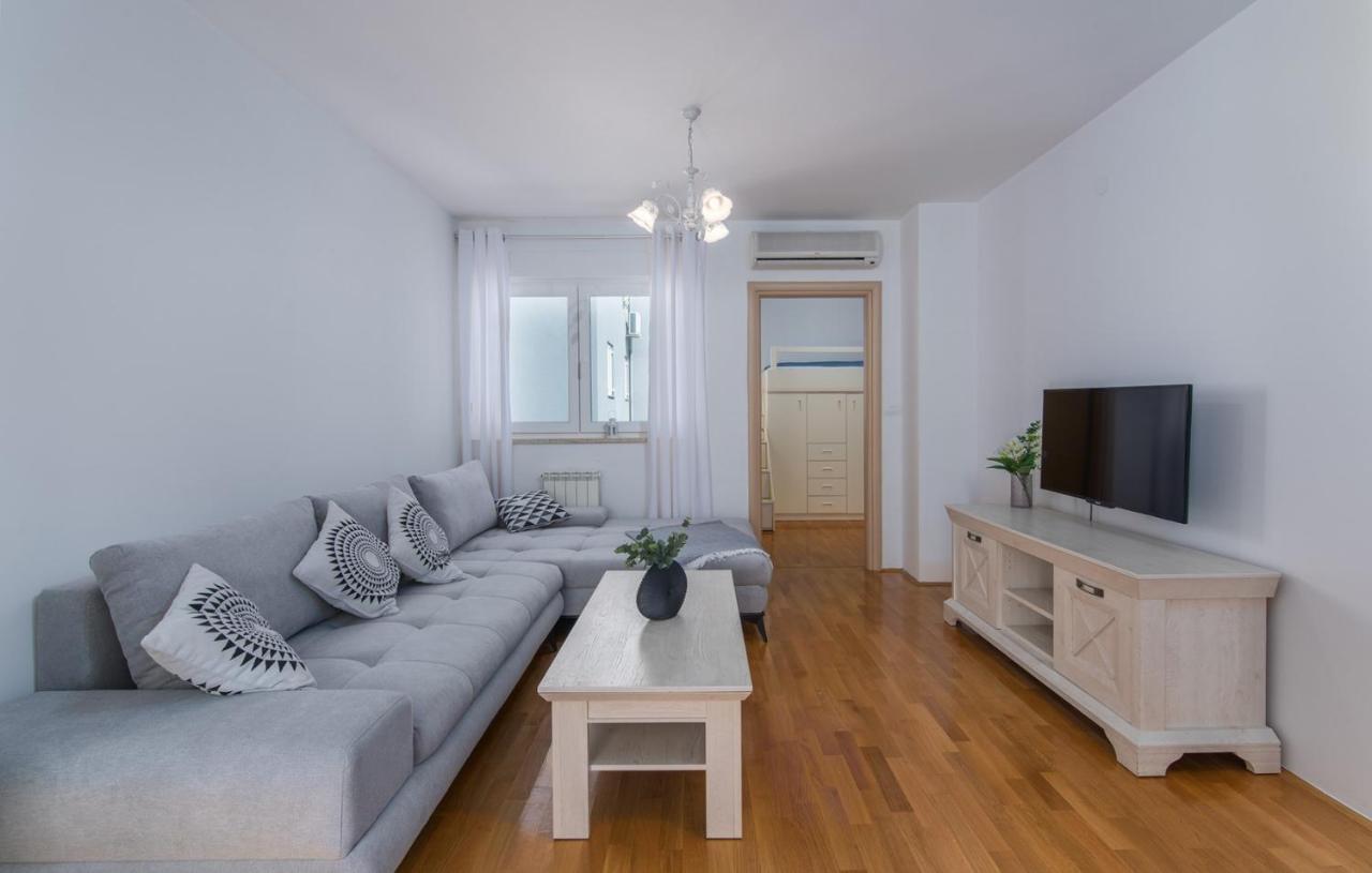 Apartment Melarnian Near The Beach In Umago Esterno foto