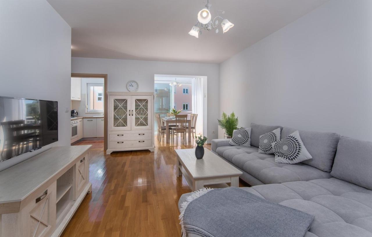 Apartment Melarnian Near The Beach In Umago Esterno foto