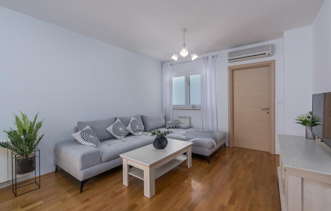 Apartment Melarnian Near The Beach In Umago Esterno foto