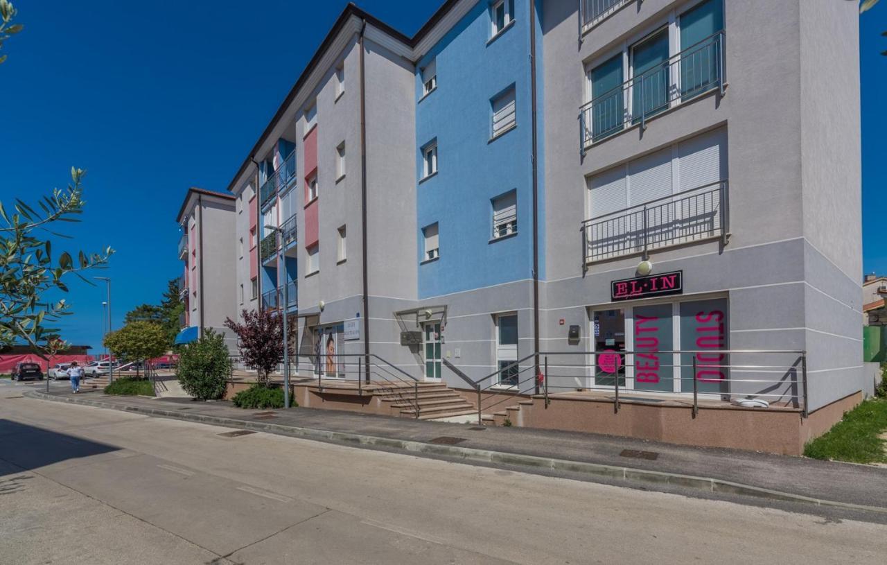 Apartment Melarnian Near The Beach In Umago Esterno foto