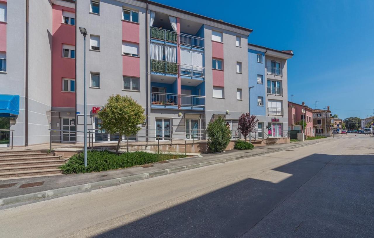 Apartment Melarnian Near The Beach In Umago Esterno foto